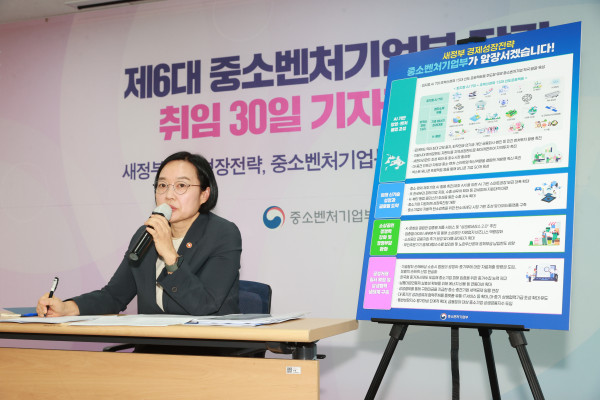 ▲한성숙 중소벤처기업부 장관이 지난달 28일 서울 영등포구 중소기업중앙회에서 취임 30일 기자간담회를 하고 있다. (사진제공=중소벤처기업부)