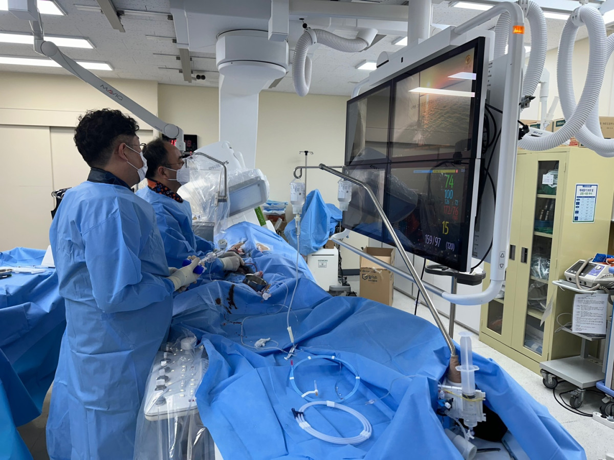 ▲관상동맥중재술을 시술하는 온병원 심혈관센터 김현수 과장 (사진제공=온병원)