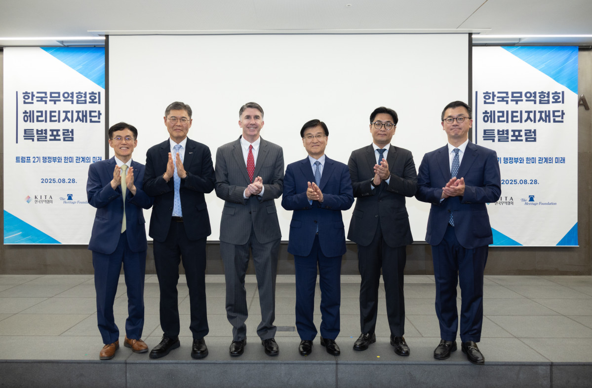 ▲한국무역협회(KITA)와 헤리티지재단이 28일 강남구 삼성동 트레이드타워에서 개최한 '한미 관계의 미래' 특별포럼에서 주요 참석자들이 기념 촬영을 하고 있다. 왼쪽부터 장상식 한국무역협회 국제무역통상연구원장, 김기현 한국무역협회 국제협력본부장, 데릭 모건 헤리티지재단 부대표, 이혜민 한국외국어대학교 초빙교수, 허준영 서강대학교 교수, 앤서니 김 헤리티지재단 선임연구원. (사진=무협)