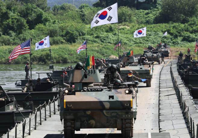 ▲27일 경기도 여주시 연양동 남한강에서 열린 한미연합 제병협동 도하훈련에서 한국군 K200 장갑차가 부교 도하를 하고 있다. 이번 훈련에는 육군 제7공병여단과 미2사단/한미연합사단 제11공병대대 등이 참여했다. (연합뉴스)