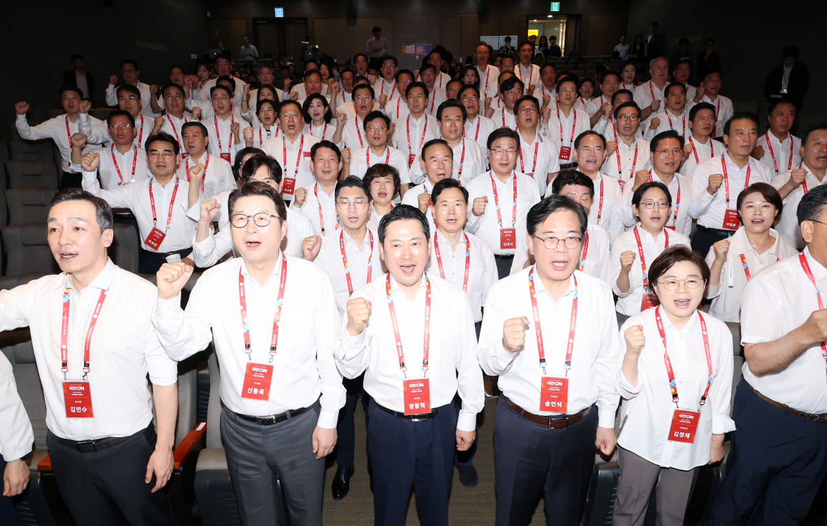 ▲28일 인천국제공항공사 항공교육원에서 열린 2025 국민의힘 국회의원 연찬회에서 장동혁 대표, 송언석 원내대표 등 참석자들이 구호를 외치고 있다. 2025.8.28 (연합뉴스)
