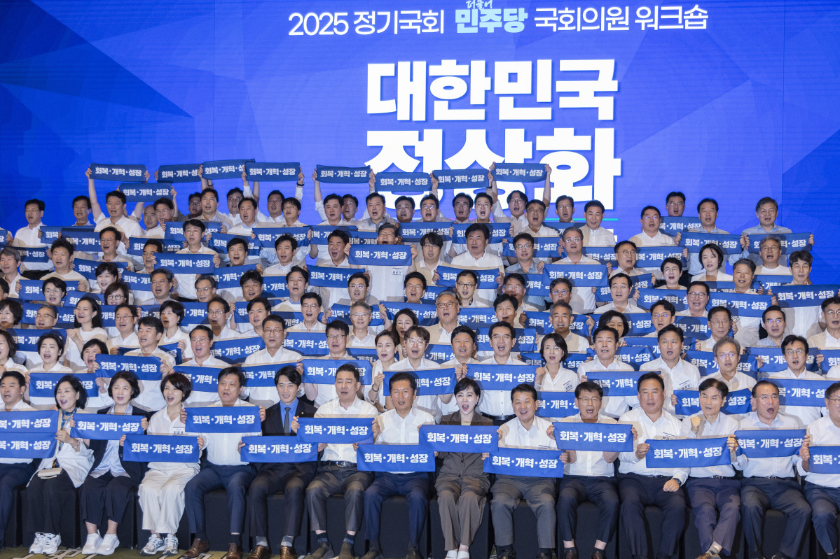 ▲28일 인천시 중구 파라다이스시티 컨벤션에서 열린 더불어민주당 의원단 워크숍에서 정청래 대표와 김병기 원내대표를 비롯한 의원들이 기념 촬영 도중 구호를 외치고 있다. (연합뉴스)