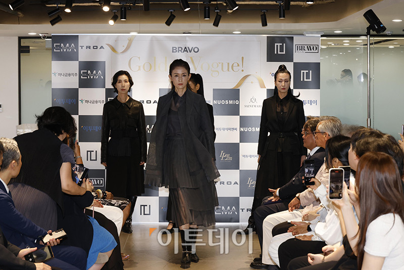 ▲28일 서울 강남구 논현동 이투데이빌딩 라운지에서 열린 브라보마이라이프 창간 10주년 기념 프리미엄 패션 축제 'Bravo Golden Vogue'에서 브랜드 트렁크쇼가 열리고 있다. 고이란 기자 photoeran@