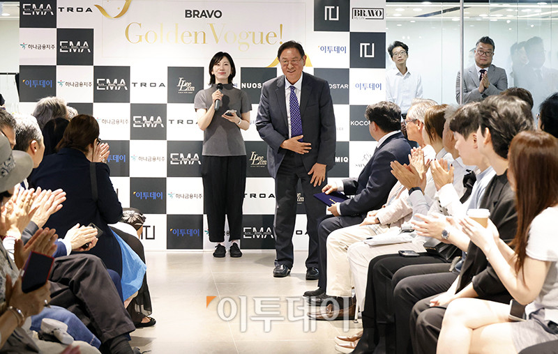 ▲28일 서울 강남구 논현동 이투데이빌딩 라운지에서 열린 브라보마이라이프 창간 10주년 기념 프리미엄 패션 축제 'Bravo Golden Vogue'에서 이종재 이투데이 그룹 부회장이 인사하고 있다. 고이란 기자 photoeran@