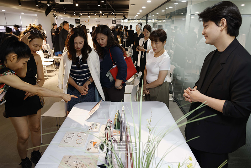 ▲28일 서울 강남구 논현동 이투데이빌딩 라운지에서 열린 브라보마이라이프 창간 10주년 기념 프리미엄 패션 축제 'Bravo Golden Vogue'에서 참석자들이 개별 스타일링 체험을 하고 있다. 고이란 기자 photoeran@