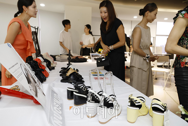 ▲28일 서울 강남구 논현동 이투데이빌딩 라운지에서 열린 브라보마이라이프 창간 10주년 기념 프리미엄 패션 축제 'Bravo Golden Vogue'에서 참석자들이 개별 스타일링 체험을 하고 있다. 고이란 기자 photoeran@