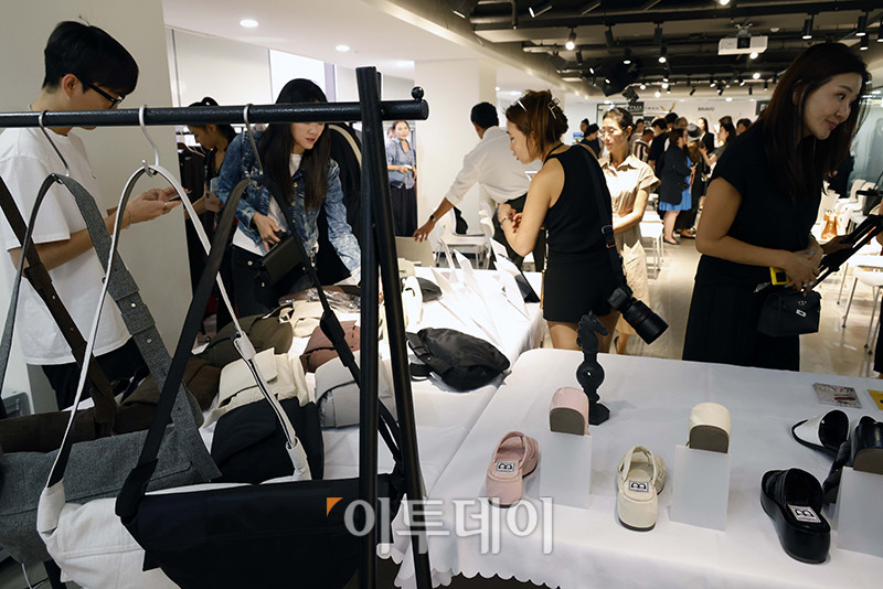 ▲28일 서울 강남구 논현동 이투데이빌딩 라운지에서 열린 브라보마이라이프 창간 10주년 기념 프리미엄 패션 축제 'Bravo Golden Vogue'에서 참석자들이 개별 스타일링 체험을 하고 있다. 고이란 기자 photoeran@