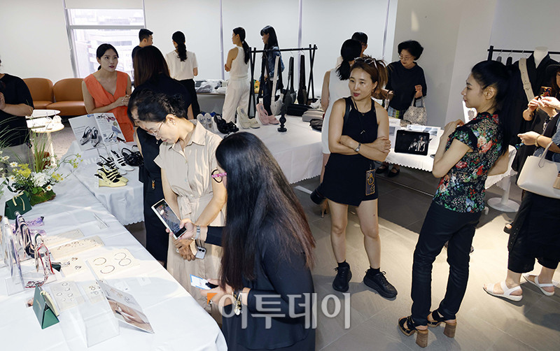 ▲28일 서울 강남구 논현동 이투데이빌딩 라운지에서 열린 브라보마이라이프 창간 10주년 기념 프리미엄 패션 축제 'Bravo Golden Vogue'에서 참석자들이 개별 스타일링 체험을 하고 있다. 고이란 기자 photoeran@