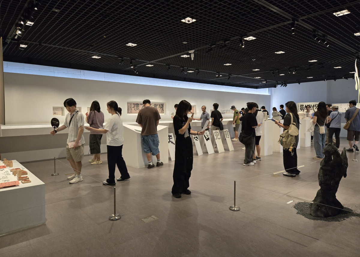 ▲관람객들이 실학박물관에서 열린 추사연합전 '추사, 다시' 전시 작품을 감상하고 있다. (경기문화재단)