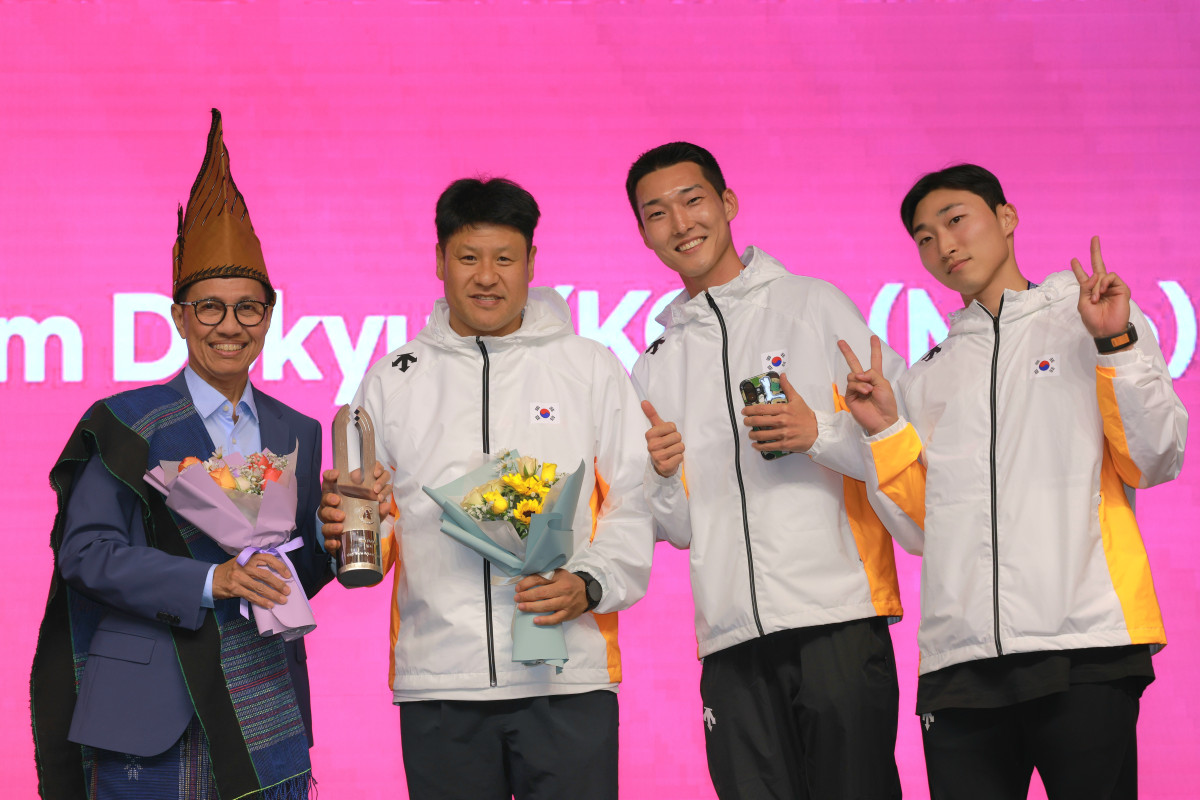 ▲ 용인특례시 직장운동경기부 육상팀 우상혁(오른쪽 두번째), 유규민(오른쪽 첫번째) 선수와 김도균(왼쪽 두번째)감독이 2025 구미 아시아육상경기 선수권대회에서 메달을 획득하고 기념촬영하고 있다 (용인특례시)