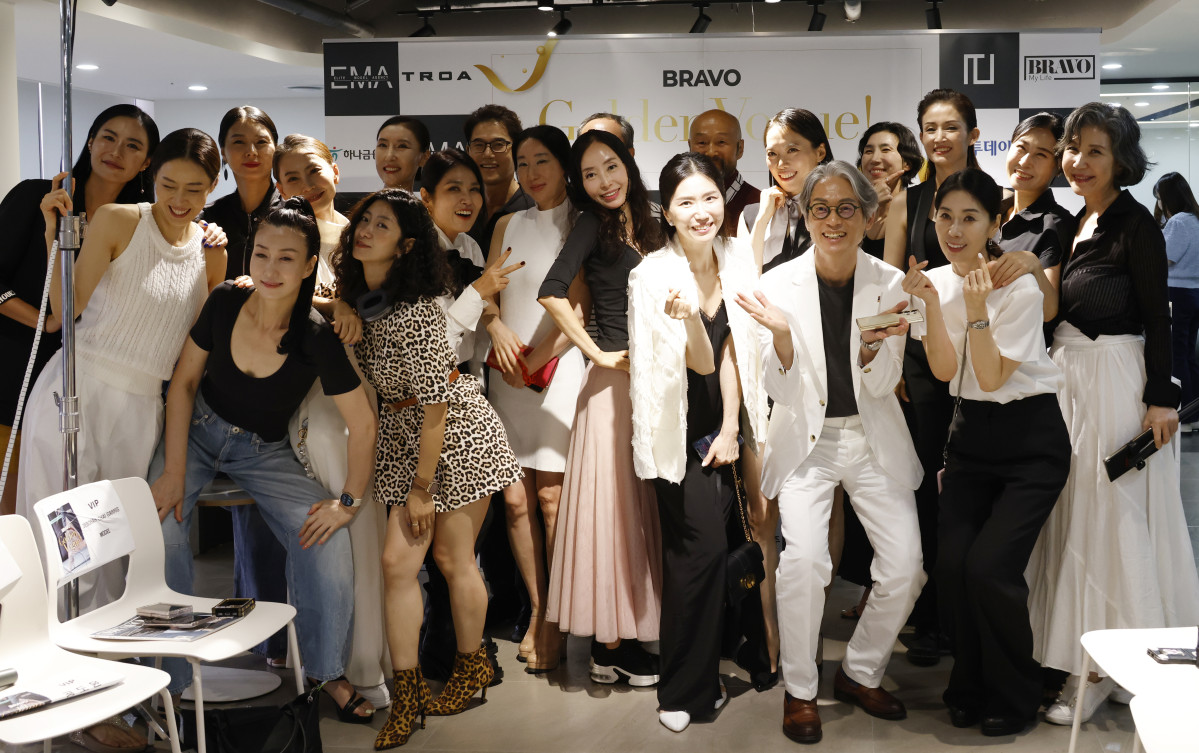 ▲28일 서울 강남구 논현동 이투데이빌딩 라운지에서 열린 브라보마이라이프 창간 10주년 기념 프리미엄 패션 축제 'Bravo Golden Vogue'에서 참석자들이 기념촬영을 하고 있다. 고이란 기자 photoeran@