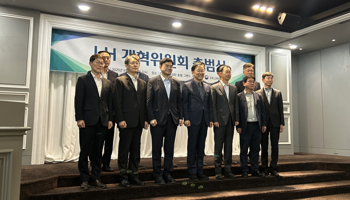 ▲김윤덕 국토교통부 장관(앞 줄 가운데)과 LH개혁위원회 민간위원들이 기념 촬영을 하고 있다. (천상우 1000tkddn@)