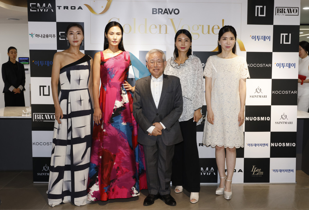 ▲28일 서울 강남구 논현동 이투데이빌딩 라운지에서 열린 브라보마이라이프 창간 10주년 기념 프리미엄 패션 축제 'Bravo Golden Vogue'에서 참석자들이 기념촬영을 하고 있다. 고이란 기자 photoeran@