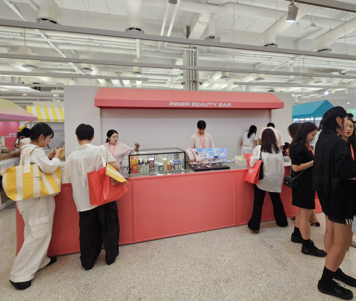 ▲28일 성수동에 마련된 무신사 뷰티 페스타 팝업 스토어 1층에 단백질 음료 등을 체험할 수 있는 ‘이너뷰티 바’가 보이고 있다.
 (사진=정영인 기자 oin@)