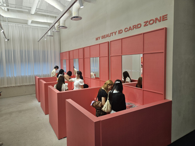 ▲28일 성수동에 마련된 무신사 뷰티 페스타 팝업 스토어 1층에서 인생사진을 찍고 나만의 ‘뷰티 ID 카드’를 만드는 방문객들이 보이고 있다. (사진=정영인 기자 oin@)