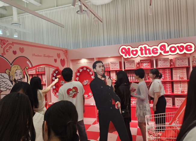 ▲28일 성수동에 마련된 무신사 뷰티 페스타 팝업 스토어 1층, 무신사가 방송인 노홍철과 함께 론칭한 라이프스타일 브랜드 '노 더 럽(No The Love)' 부스에서 방문객이 사격 체험 이벤트에 참여하고 있다. (사진=정영인 기자 oin@)