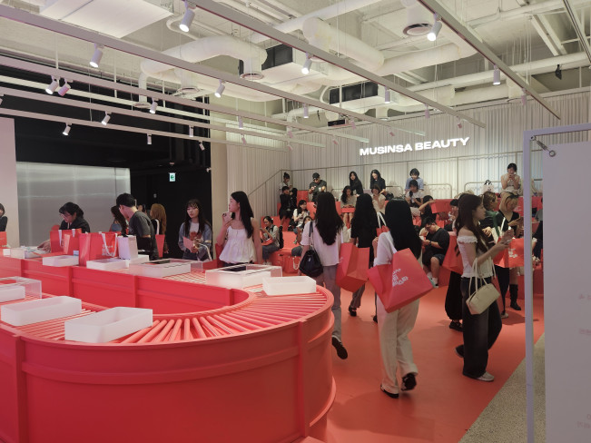 ▲28일 성수동에 마련된 무신사 뷰티 페스타 팝업 스토어 1층 고객이 자신의 화장품을 소개하는 ‘왓츠 인 마이 파우치 존'이 보이고 있다. (사진=정영인 기자 oin@)