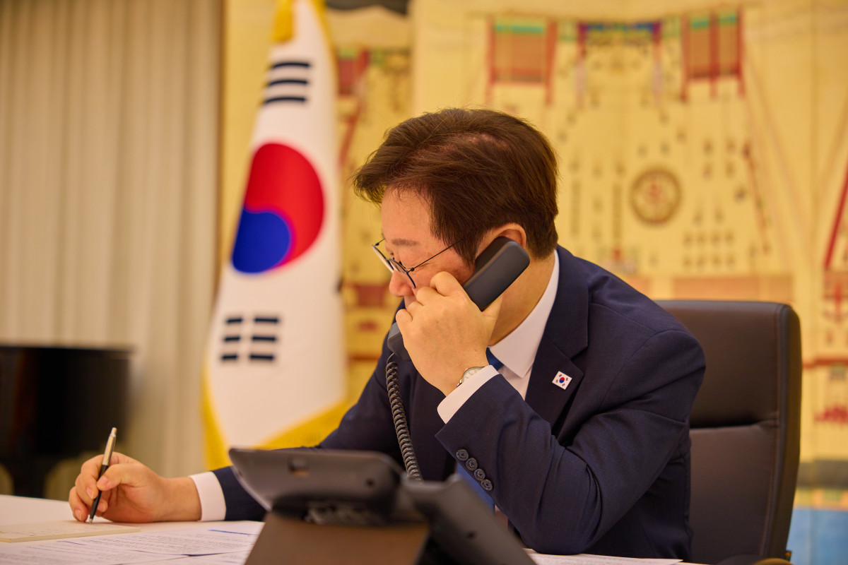 ▲이재명 대통령이 28일 서울 한남동 관저에서 에모말리 라흐몬 타지키스탄 대통령과 전화 통화를 하고 있다. (사진=연합뉴스)