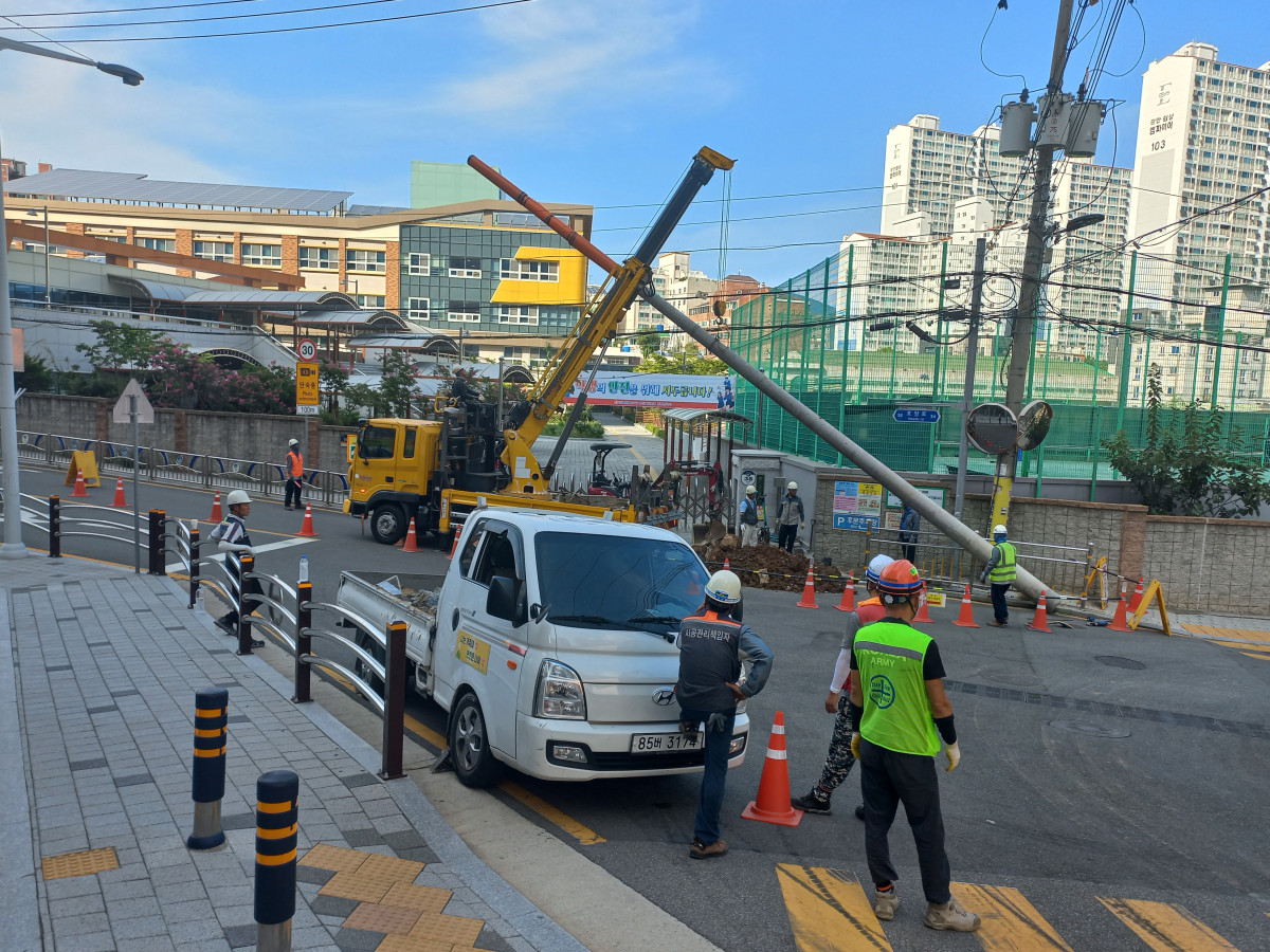 ▲수영중학교 전봇대 이전공사 모습 (사진제공=정연욱 의원실)