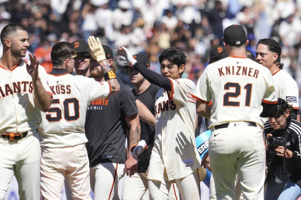 ▲샌프란시스코 자이언츠 이정후(사진 가운데)가 28일(현지시간) 시카고 컵스와의 경기에서 승리한 뒤 동료들과 함께 기뻐하고 있다. (AP/연합뉴스)