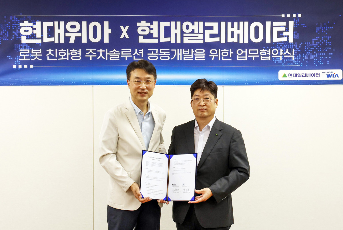 ▲이원해 현대엘리베이터 승강기사업본부장(오른쪽)과 백익진 현대위아 모빌리티솔루션사업부장이 28일 오후 경기도 현대위아 의왕연구소에서 업무협약(MOU)을 체결한 뒤 기념촬영을 하고 있다. (사진제공=현대엘리베이터)