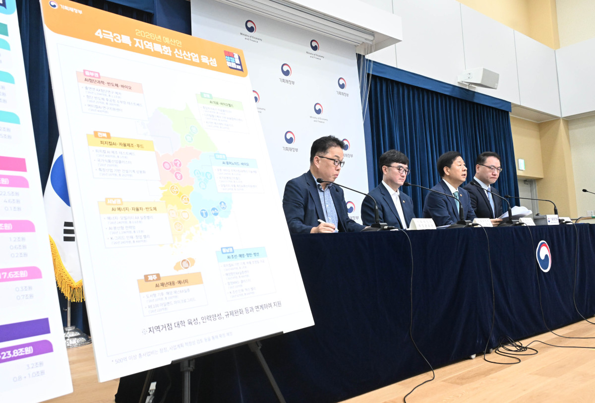 ▲구윤철 경제부총리 겸 기획재정부 장관이 8월 28일 정부세종청사에서 중앙동에서 열린 '2026년 예산안 및 '25~'29년 국가재정운용계획' 상세브리핑에서 발표문을 낭독하고 있다.(왼쪽부터 안상열 재정관리관, 임기근 2차관, 구윤철 부총리, 유병서 예산실장) (사진제공=기획재정부)