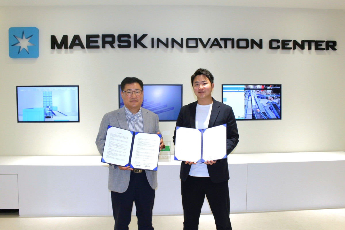 ▲28일 경기도 여주시 이노베이션 센터에서 진행한 '한국네트웍스 머스크 전략적 업무협약식'에서 조영민 한국네트웍스 대표(사진 왼쪽)와 쿠라사코 켄토 머스크 대표가 기념촬영을 하고 있다. (사진= 한국앤컴퍼니)