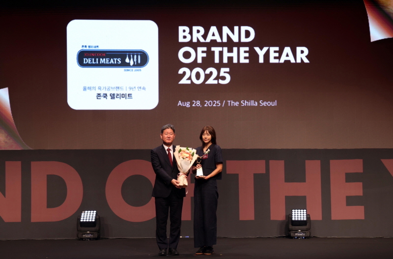 ▲'2025 올해의 브랜드 대상’ 육가공 브랜드 부문 대상을 수상한 (우) 손주라 브랜드 사업팀 팀장 (존쿡 델리미트 제공)