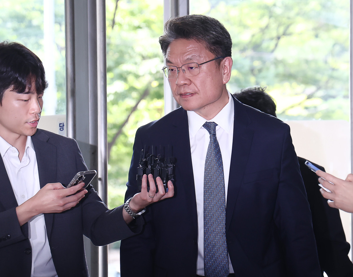 ▲ 이시원 전 대통령실 공직기강비서관이 피의자 조사를 받기 위해 29일 서울 서초구 순직해병특별검사팀으로 출석하며 취재진 질문에 답하고 있다. (연합뉴스)