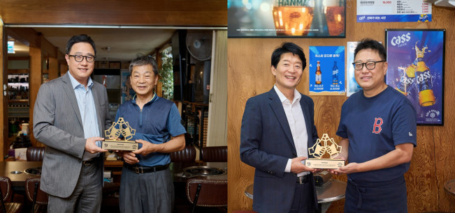 ▲좌측부터 오비맥주 구자범 수석부사장과 서울 강남구 삼성동 ‘의정부부대찌개’ 김태문 사장, 그리고 오비맥주 김병훈 영업 부사장과 서울 강남구 논현동 ‘이모네왕곱창’ 김대중 사장이 감사패 수여식 기념사진을 촬영하고 있다. (사진제공=오비맥주)