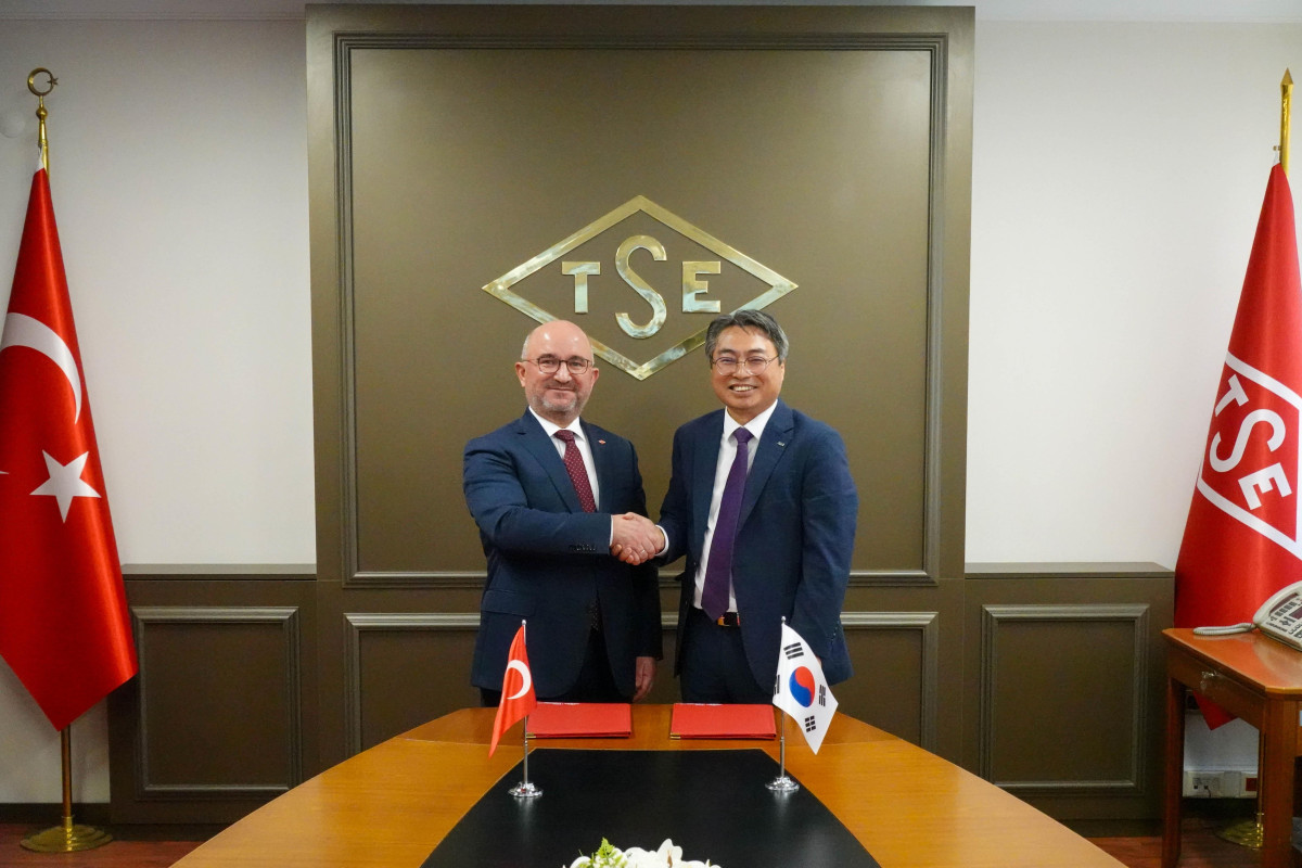 ▲김현철 한국화학융합시험연구원 원장(오른쪽)이 28일(현지시간) 튀르키예  마뭇 사미 샤힌 TSE 회장과 상호 협력체계 구축을 위한 업무협약을 체결했다. (사진제공=한국화학융합시험연구원)