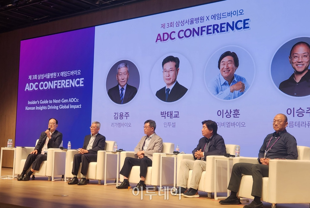 ▲왼쪽부터 남도현 에임드바이오 의장, 김용주 리가켐바이오 대표, 박태교 인투셀 대표, 이상훈 에이비엘바이오 대표, 이승주 오름테라퓨틱 대표가 29일 삼성서울병원 본관 대강당에서 열린 ‘제3회 삼성서울병원X에임드바이오 ADC 콘퍼런스’에 참가해 ‘K-ADC 기업의 전략, 비전 및 방향’을 주제로 토론했다. (이상민 기자 imfactor@)