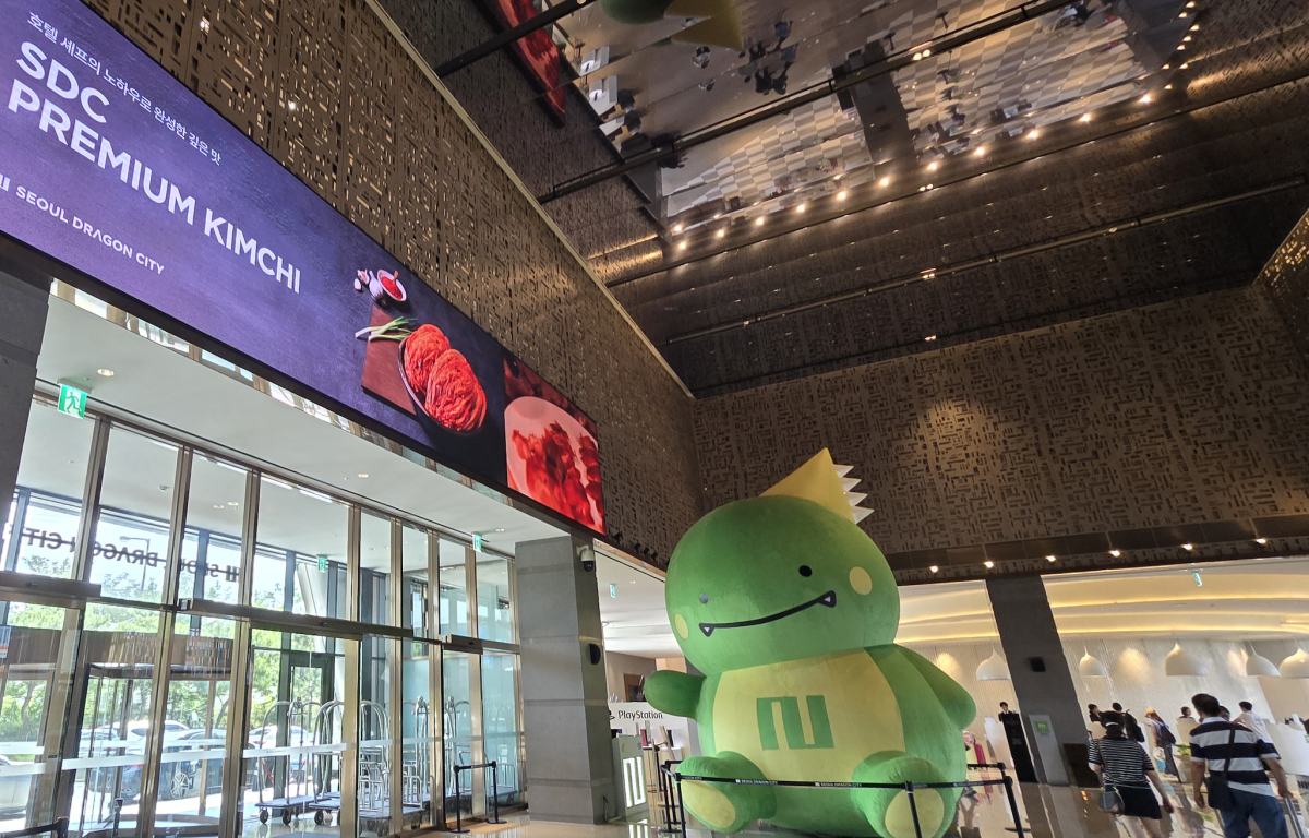 ▲서울 용산 드래곤시티 호텔 1층 로비에 앉아 고객을 맞고 있는 '베이비드라코' (배근미 기자 athena3507@)