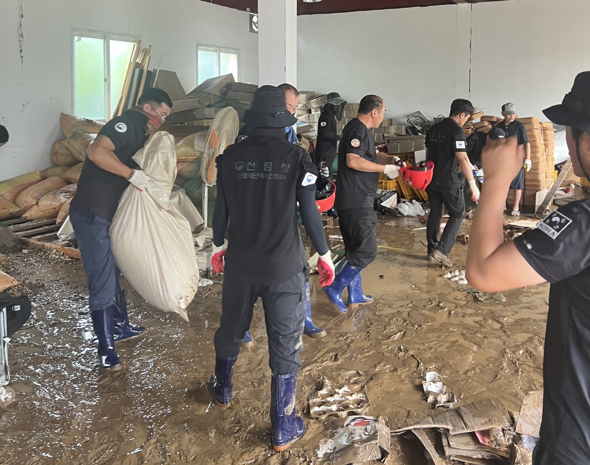 ▲서부지방산림청 소속 산불재난특수진화대가 7월 산청군에 발생한 수해피해 복구를 지원하고 있다. (사진제공=산림청)