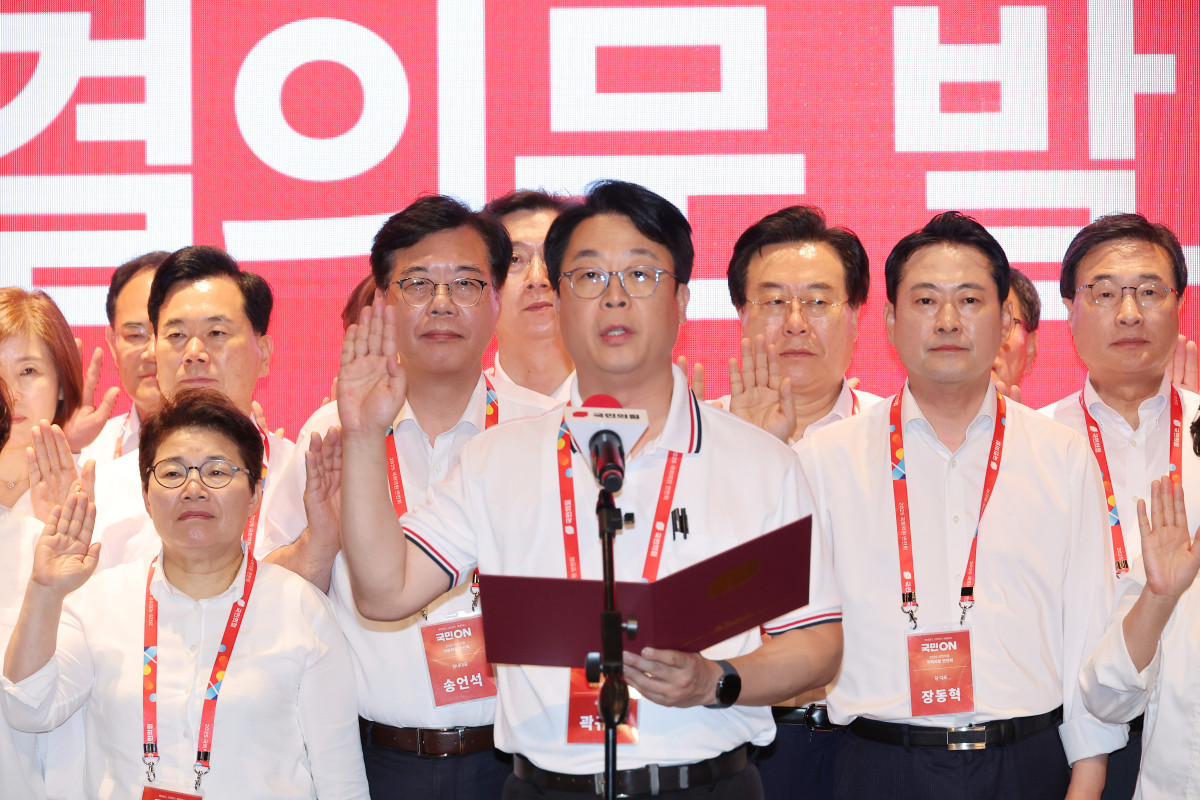 ▲29일 인천국제공항공사 항공교육원에서 열린 2025 국민의힘 국회의원 연찬회에서 장동혁 대표, 송언석 원내대표 등 의원들이 결의문을 발표하고 있다. 2025.8.29 (연합뉴스)