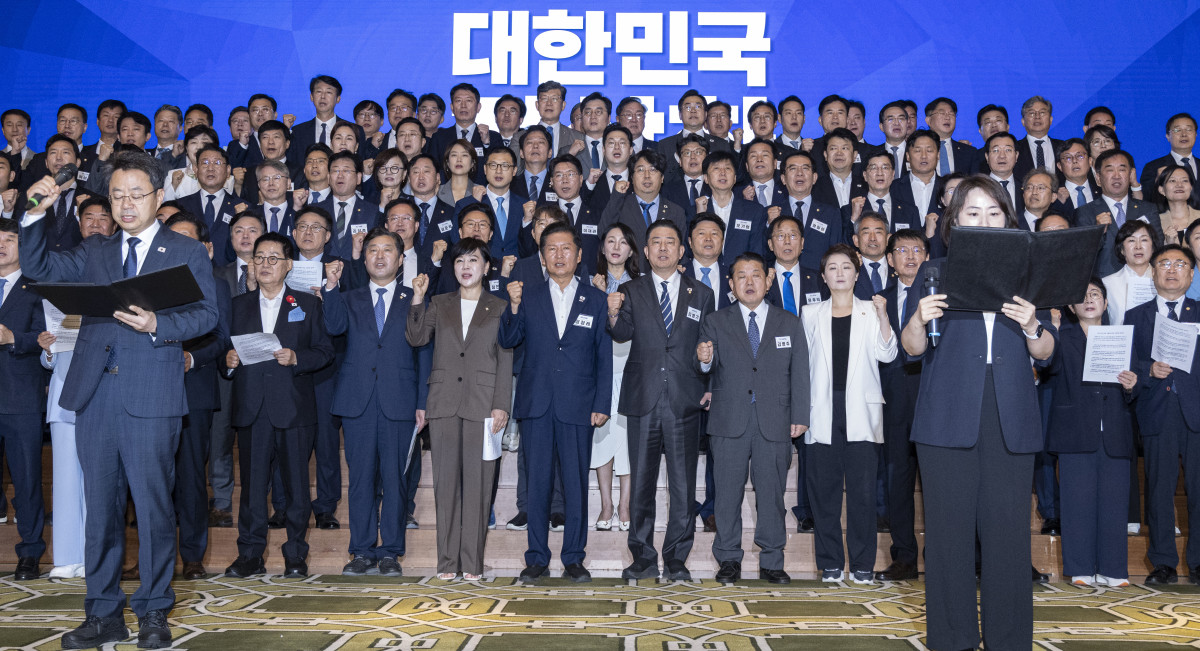 ▲정청래 더불어민주당 대표와 김병기 원내대표를 비롯한 소속 의원들이 29일 인천시 중구 파라다이스시티 컨벤션에서 열린 2025 정기국회 더불어민주당 의원단 워크숍에서 논의해 확정한 결의문을 낭독한 뒤 구호를 제창하고 있다. (연합뉴스)