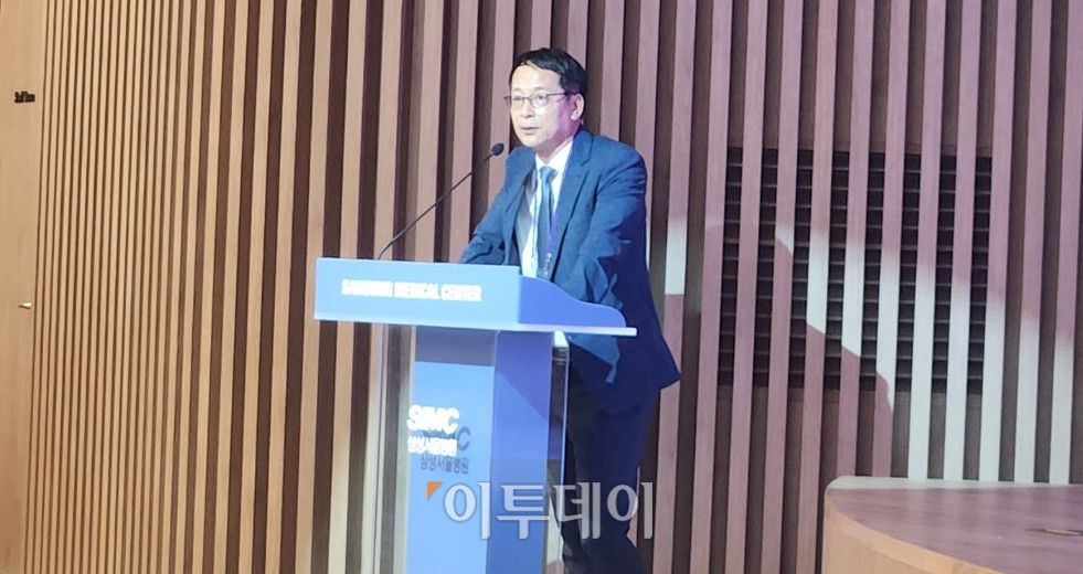 ▲정형남 삼성바이오로직스 상무가 29일 삼성서울병원 본관 대강당에서 열린 ‘제3회 삼성서울병원X에임드바이오 ADC 콘퍼런스’에서 발표하고 있다. (이상민 기자 imfactor@)