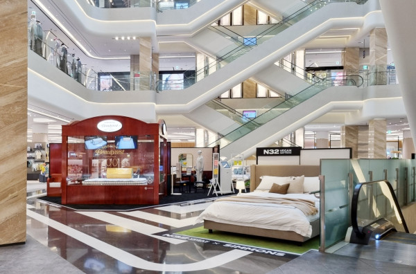 ▲신세계백화점 하남점에 조성된 ‘뷰티레스트 X N32’ 팝업 행사장. (사진제공=시몬스 )