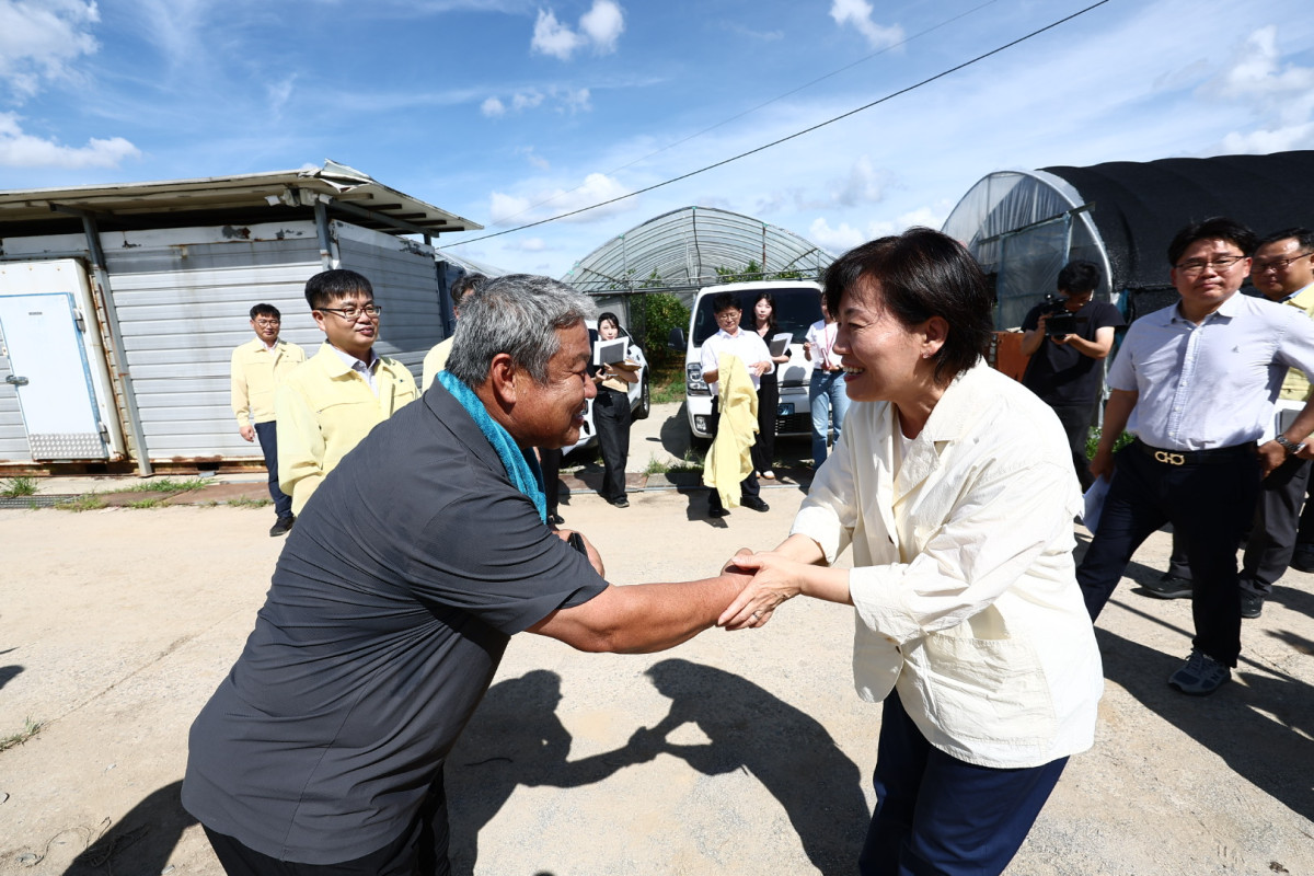 ▲송미령 농림축산식품부 장관이 29일 7월 집중호우 피해 지역인 충남 부여군 규암면을 찾아 지역 주민과 인사를 하고 있다. (사진제공=농림축산식품부)