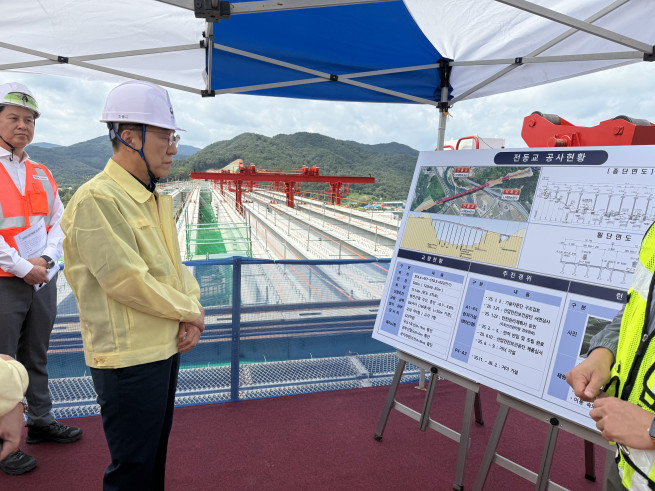 ▲김윤덕 국토교통부 장관이 29일 세종 전동면 세종포천 고속도로 오송지선 건설공사 현장의 안전관리 실태를 점검하고 있다. (사진제공=국토교통부)