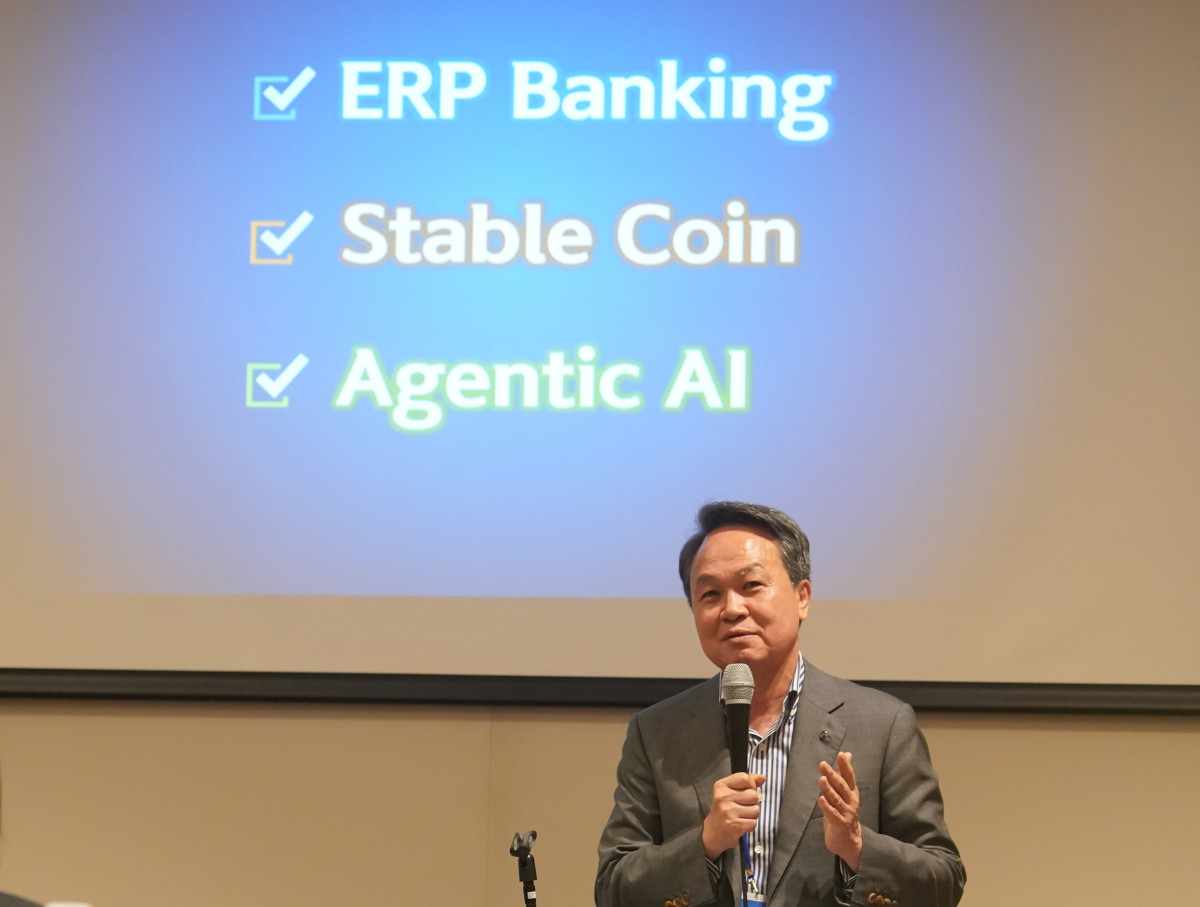 ▲첫 날 진행된 세미나에서 진옥동 신한금융그룹 회장이 발표를 하고 있다. (사진제공=신한금융그룹)