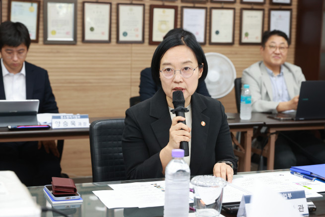 ▲한성숙 중소벤처기업부 장관이 29일 인천 (주)하나금속에서 열린 '납품대금 연동제 확산을 위한 뿌리기업 현장 간담회'에서 모두 발언을 하고 있다. (사진제공=중소벤처기업부)