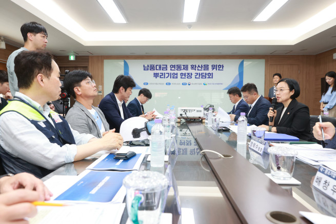 ▲한성숙 중소벤처기업부 장관이 29일 인천 (주)하나금속에서 열린 '납품대금 연동제 확산을 위한 뿌리기업 현장 간담회'에서 모두 발언을 하고 있다. (사진제공=중소벤처기업부)