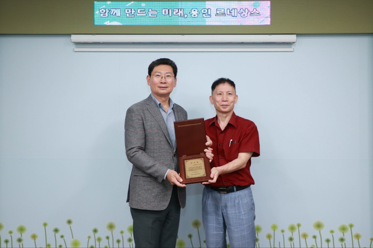 ▲이상일 용인특례시장이 28일 용인시 행사장에서 쥬네브 썬월드 관리단 김주홍 회장과 함께 소상공인의 지역화폐 결제 제도 개선에 대한 감사패 받았다. (김재학 기자)