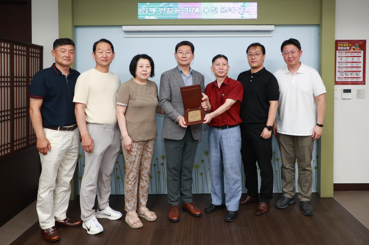 ▲이상일 용인특례시장이 28일 기흥구 동백 쥬네브 썬월드 관리단으로부터 지역화폐 가맹점 등록 제도 개선에 대한 감사패를 받았다. (김재학 기자)