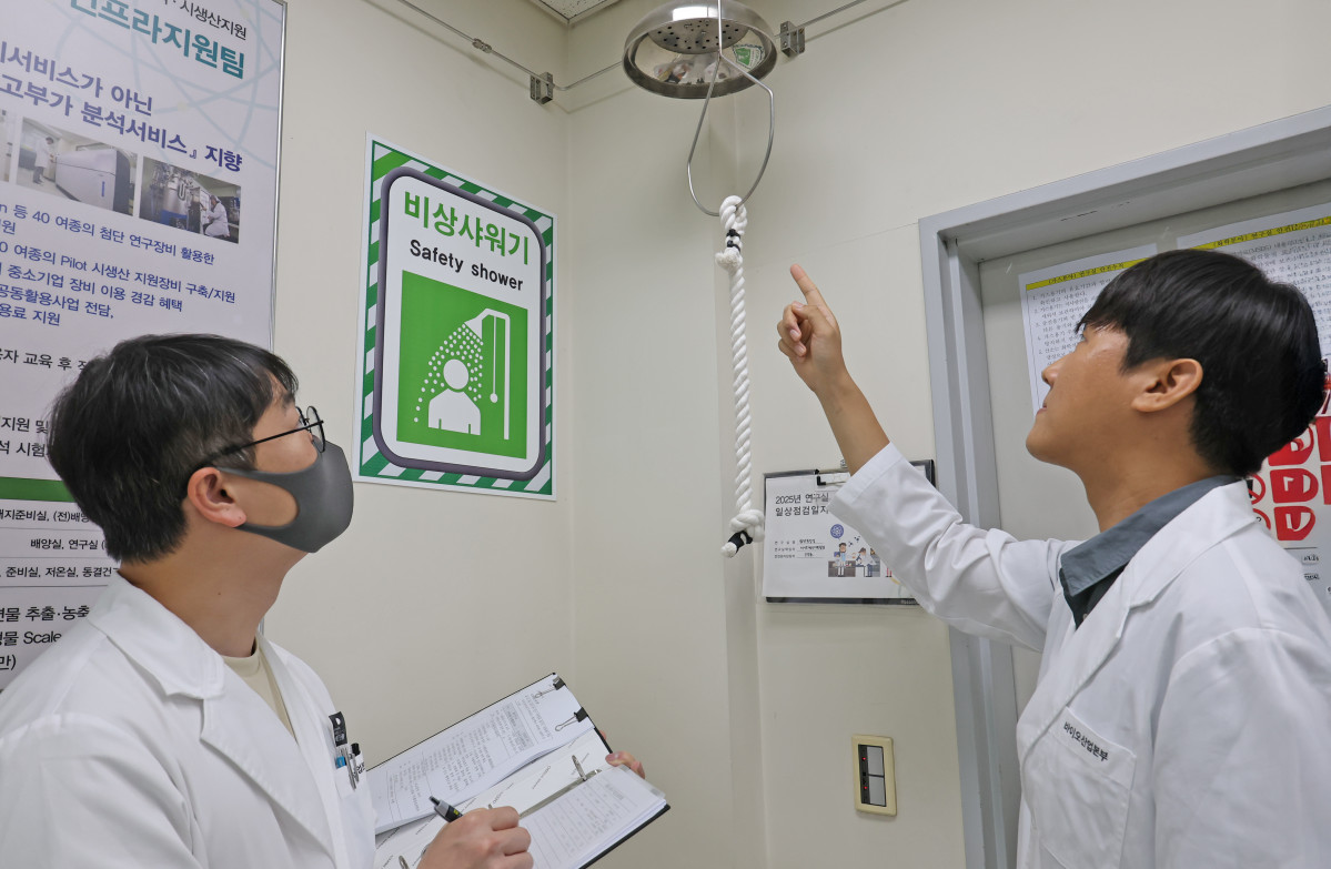 ▲경기바이오센터에서 연구진이 연구실 안전교육 중 비상 샤워 장비를 점검하고 있다. (경기도경제과학진흥원)