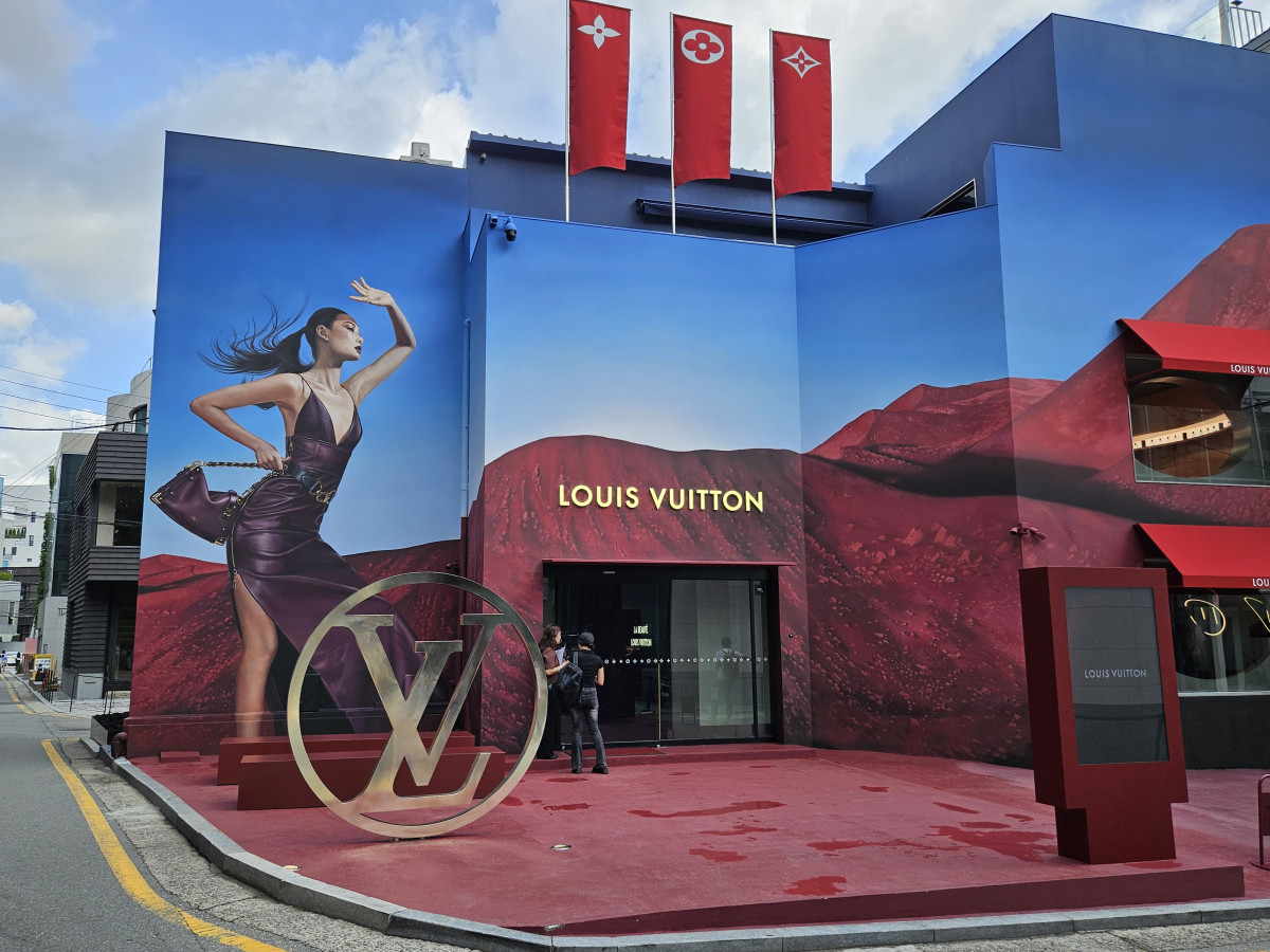 ▲29일 오전 서울 강남구 신사동 루이비통 서울 도산점. 이날 루이비통이 공식 출시한 뷰티 컬렉션 ‘라 보떼 루이 비통’의 팝업 공간이 모습을 드러냈다. (문현호 기자 m2h@)