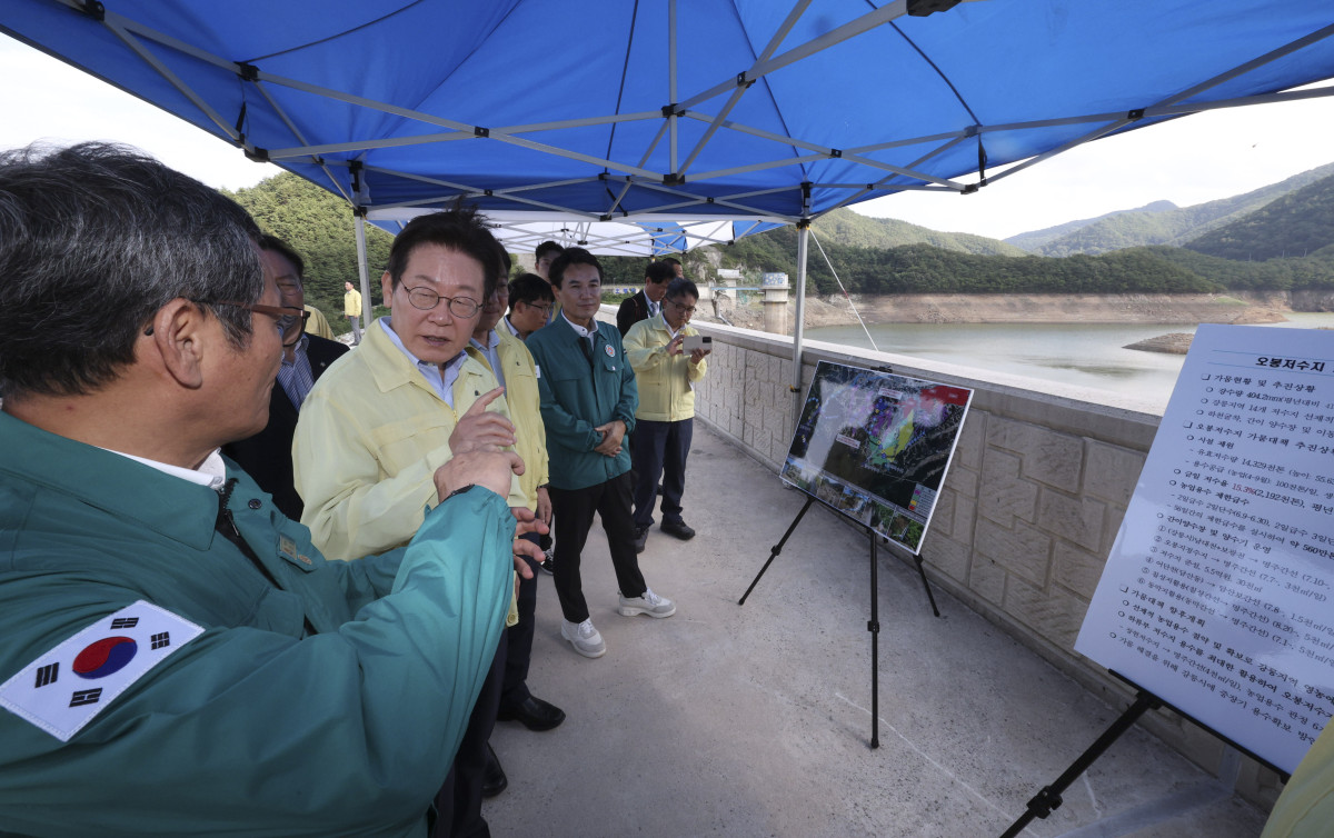 ▲이재명 대통령이 30일 강원 강릉시 성산면 오봉저수지를 방문해 가뭄 대응 추진 상황을 점검하고 있다.  (연합뉴스)
