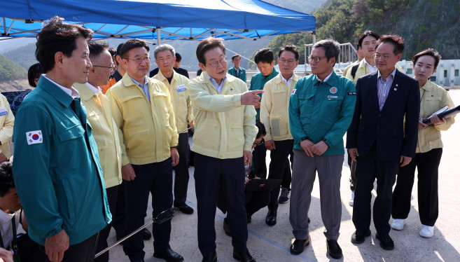 ▲이재명 대통령이 30일 강원 강릉시 성산면 오봉저수지를 방문해 가뭄 대응 상황을 점검하고 있다.  (연합뉴스)