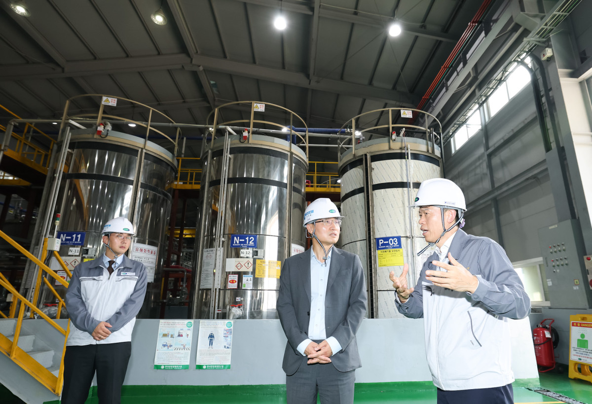 ▲임광현 국세청장(가운데)이 29일 시화국가산업단지 입주 기업인 광진화학의 생산공장을 찾아 글로벌 공급과잉 문제, 관세 피해 등으로 어려움을 겪고 있는 석유화학 관련 중소기업의 애로사항을 듣고 있다. (사진제공=국세청)